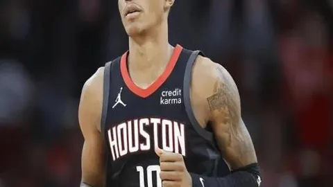 维尼修斯替补亮相皇马战史，首次登场即传射建功